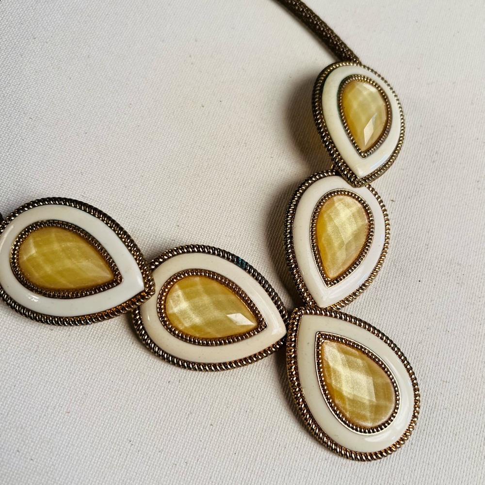 Costume jewelry chunky classic necklace .